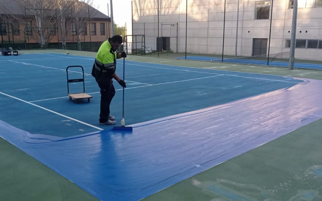 Renovación de pavimentos de resinas sintéticas para canchas de tenis