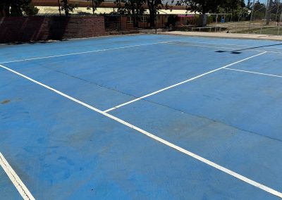 PISTA DE TENIS DETERIORADA