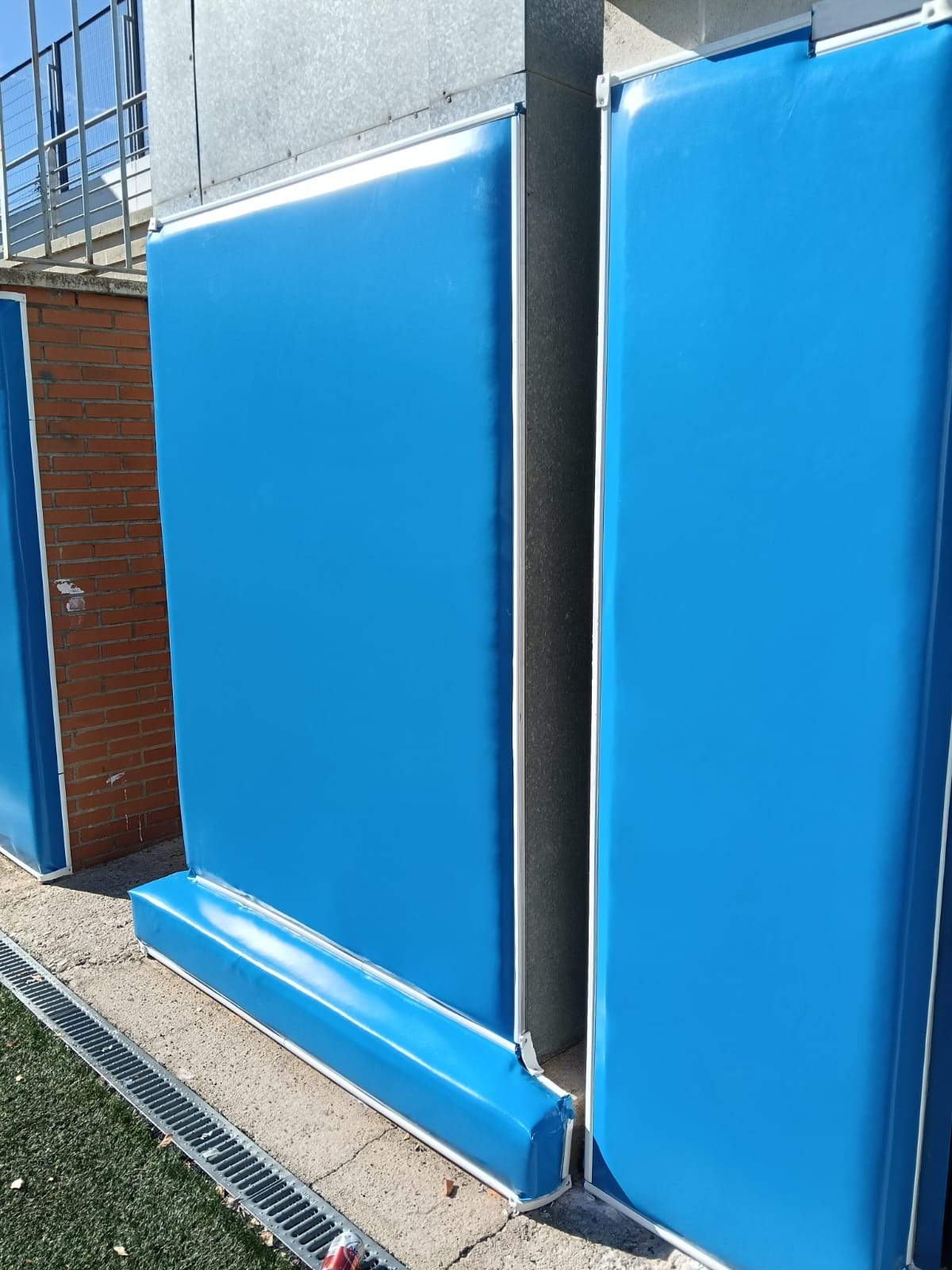 PROTECCION DE LAS BARANDILLAS PERIMETRALES, POR UN DEPORTE MAS SEGURO